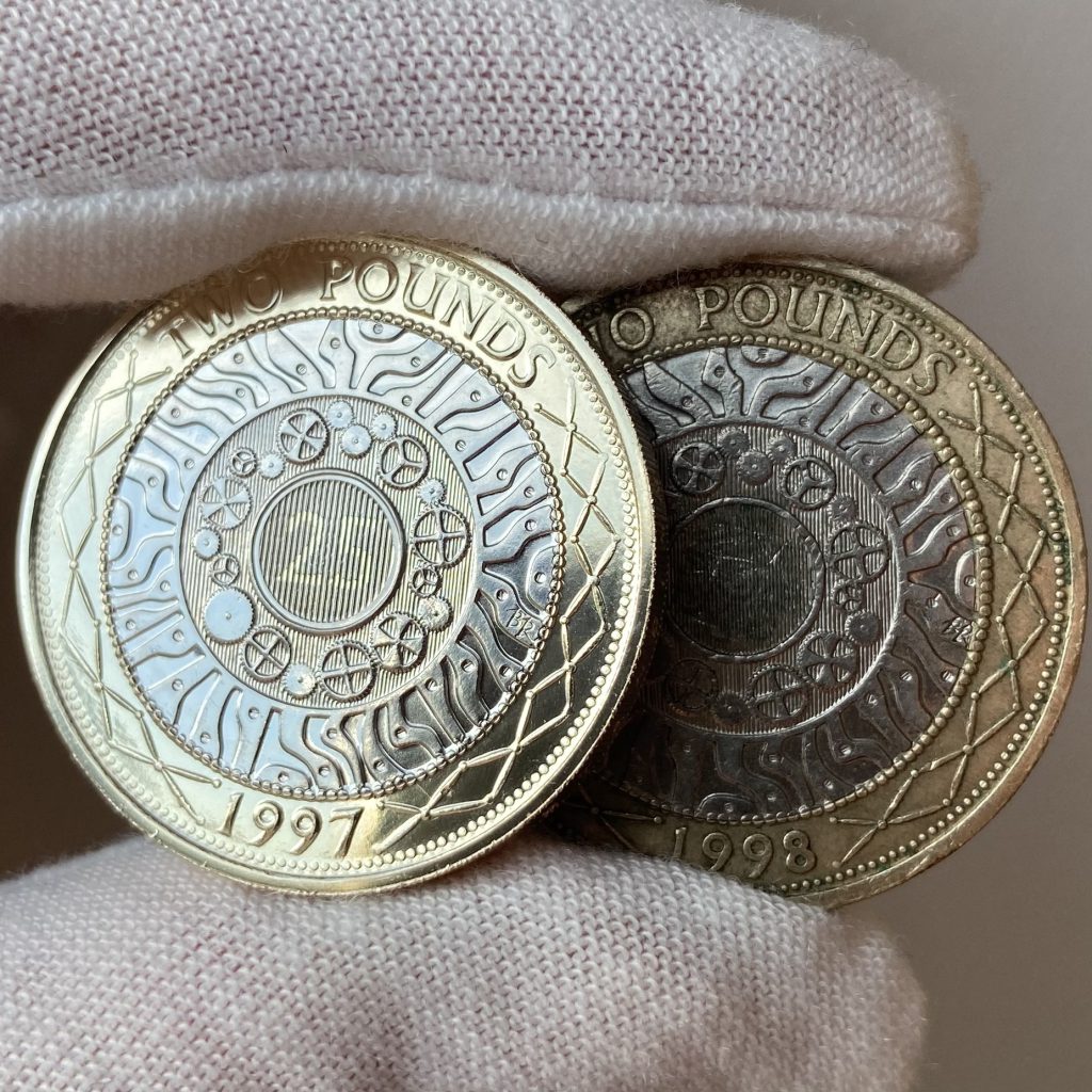 2022 UK Definitive Bi-Metallic £2 Re-Issued.
Design of the Technology £2, with a '25' lenticular feature.
This coin also features a dual date - 1997 on the reverse, and 2022 on the obverse.